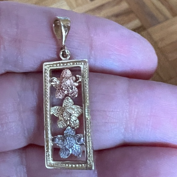 VINTAGE 14K TRI COLOR YELLOW ROSE WHITE GOLD PLUMERIA FLOWERS CHARM PENDANT - Picture 9 of 16